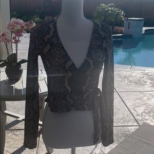 💎NWT SNAKE PRINT SMALL BLOUSE 🌈